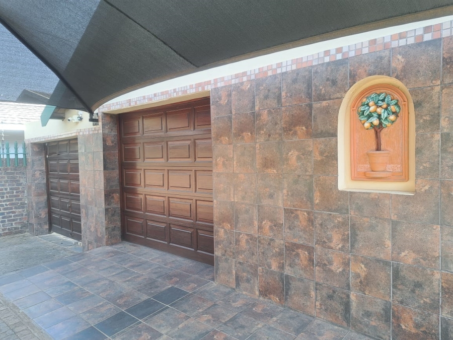 4 Bedroom Property for Sale in Safari Gardens North West